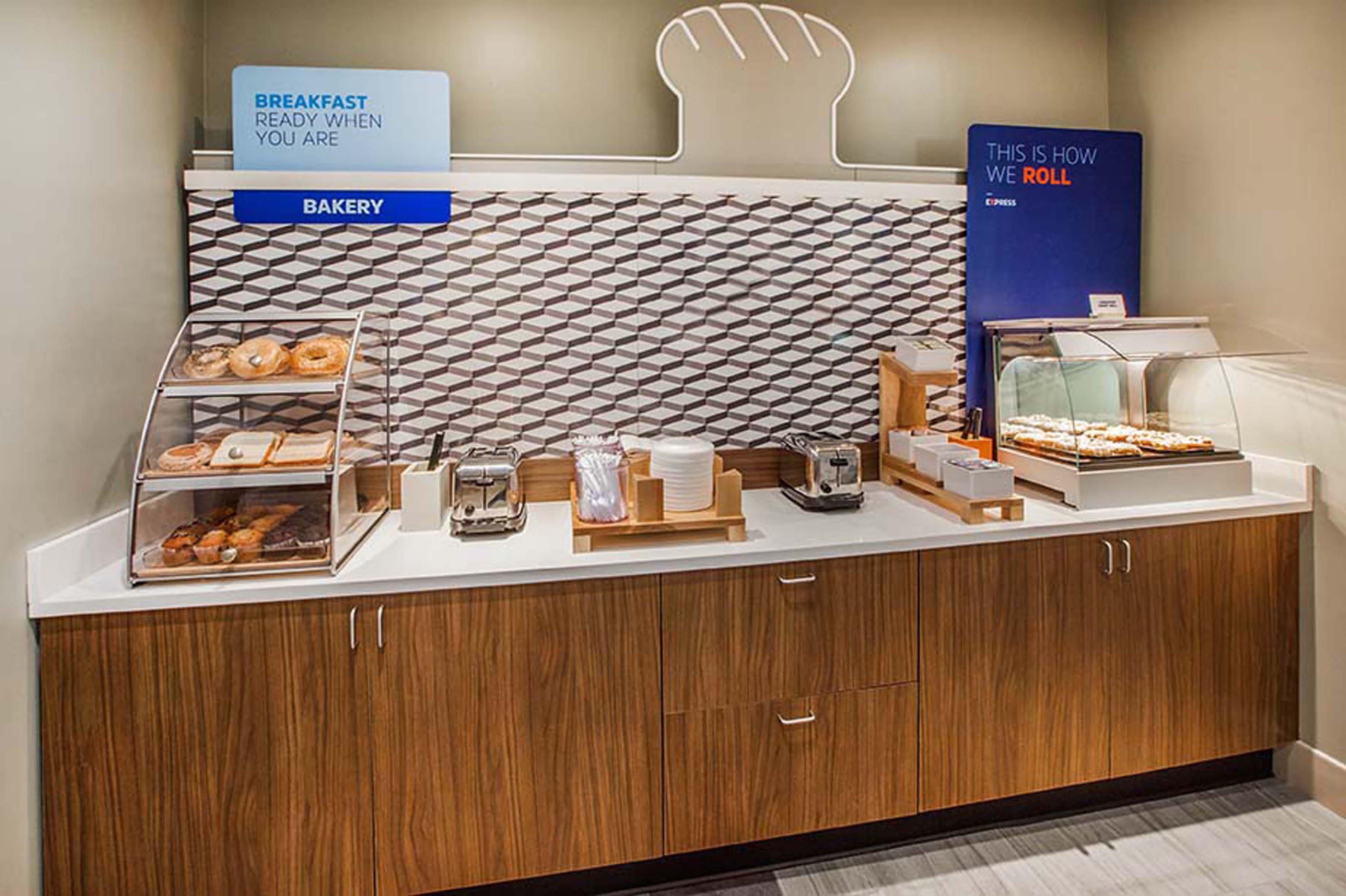Holiday Inn Express & Suites Kansas City Airport By Ihg Bagian luar foto