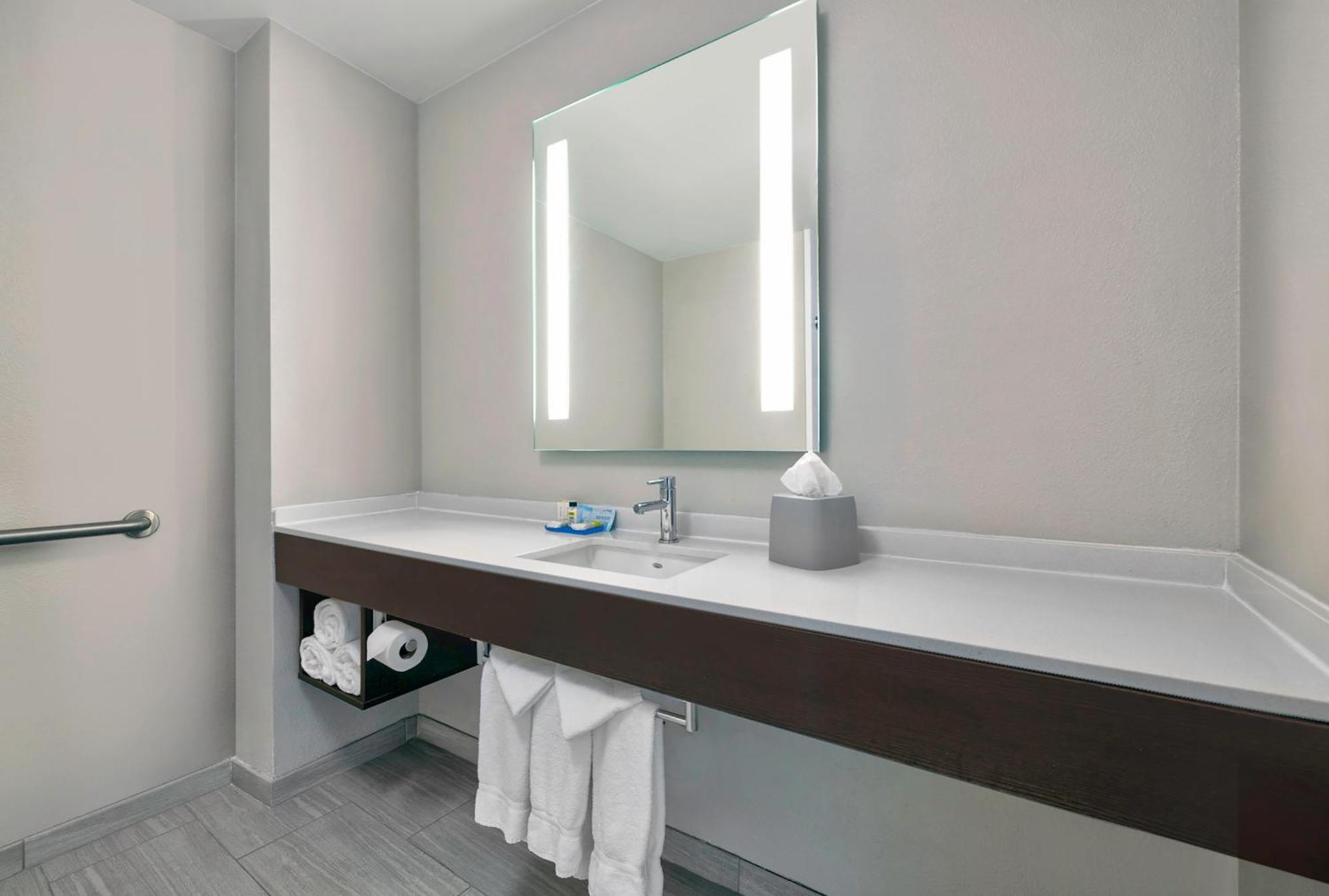 Holiday Inn Express & Suites Kansas City Airport By Ihg Bagian luar foto