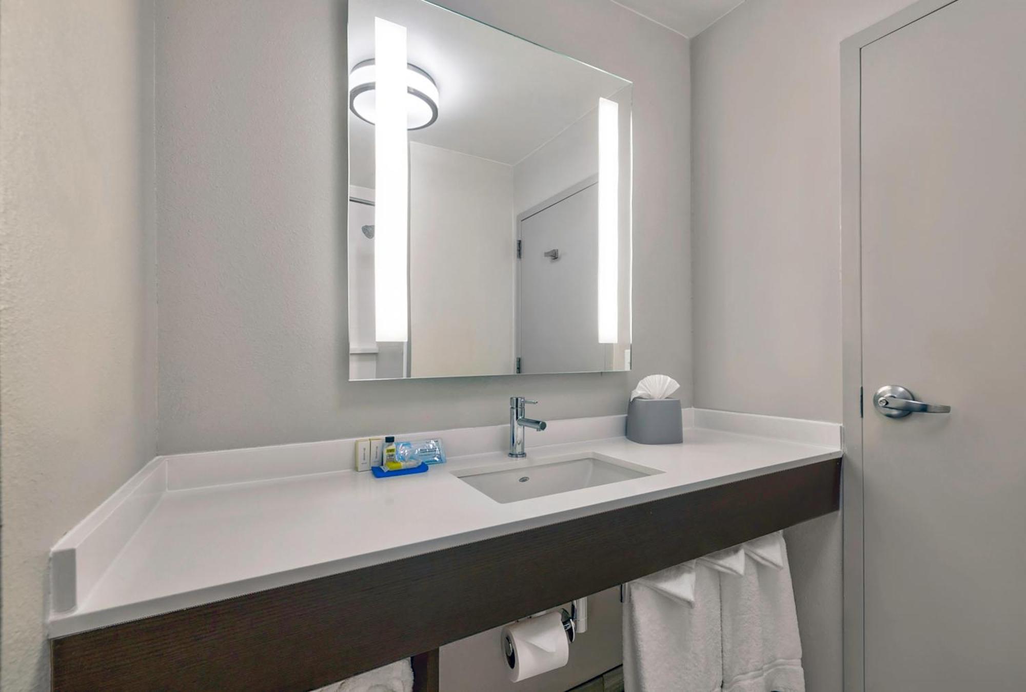 Holiday Inn Express & Suites Kansas City Airport By Ihg Bagian luar foto