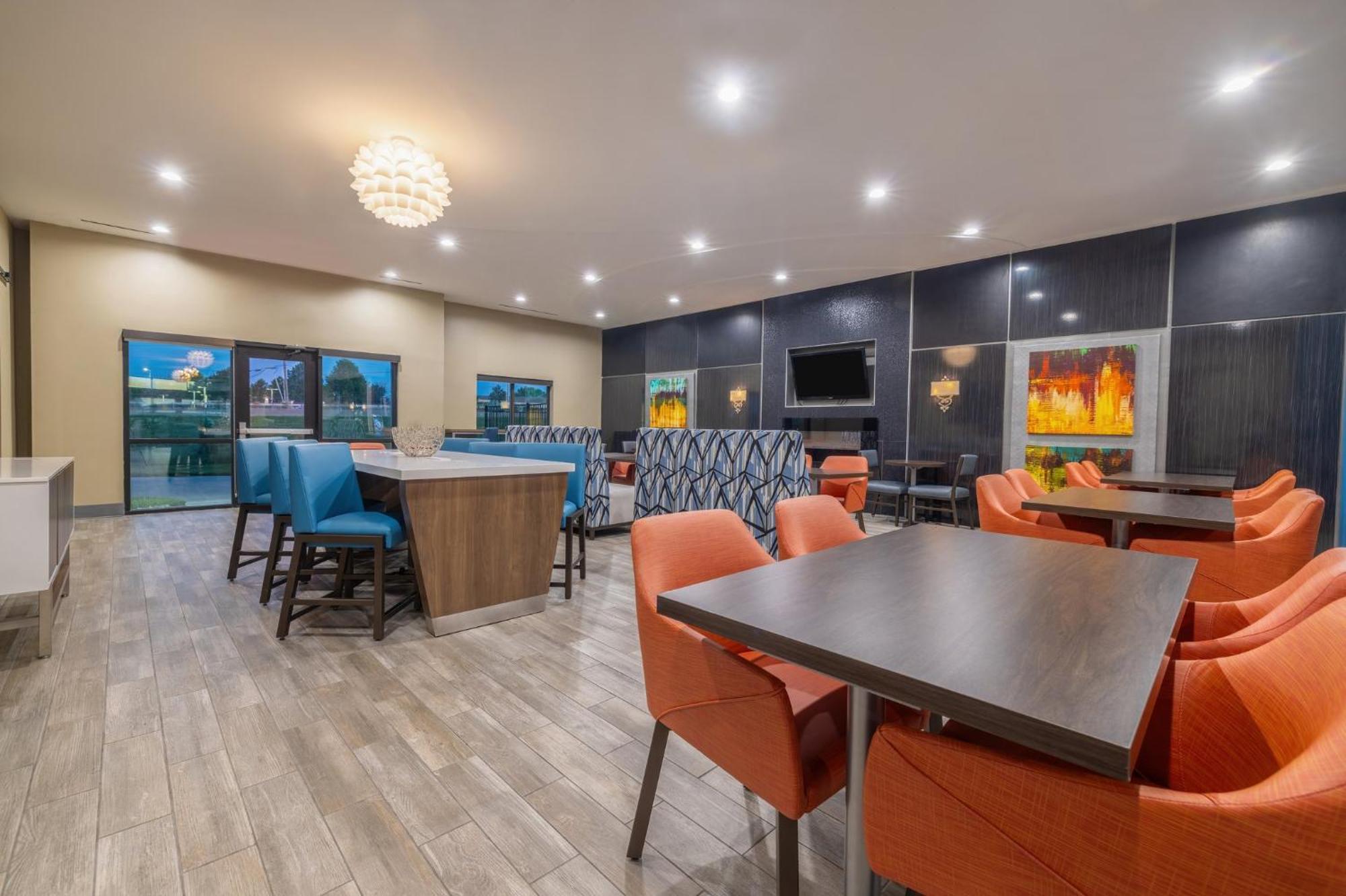 Holiday Inn Express & Suites Kansas City Airport By Ihg Bagian luar foto