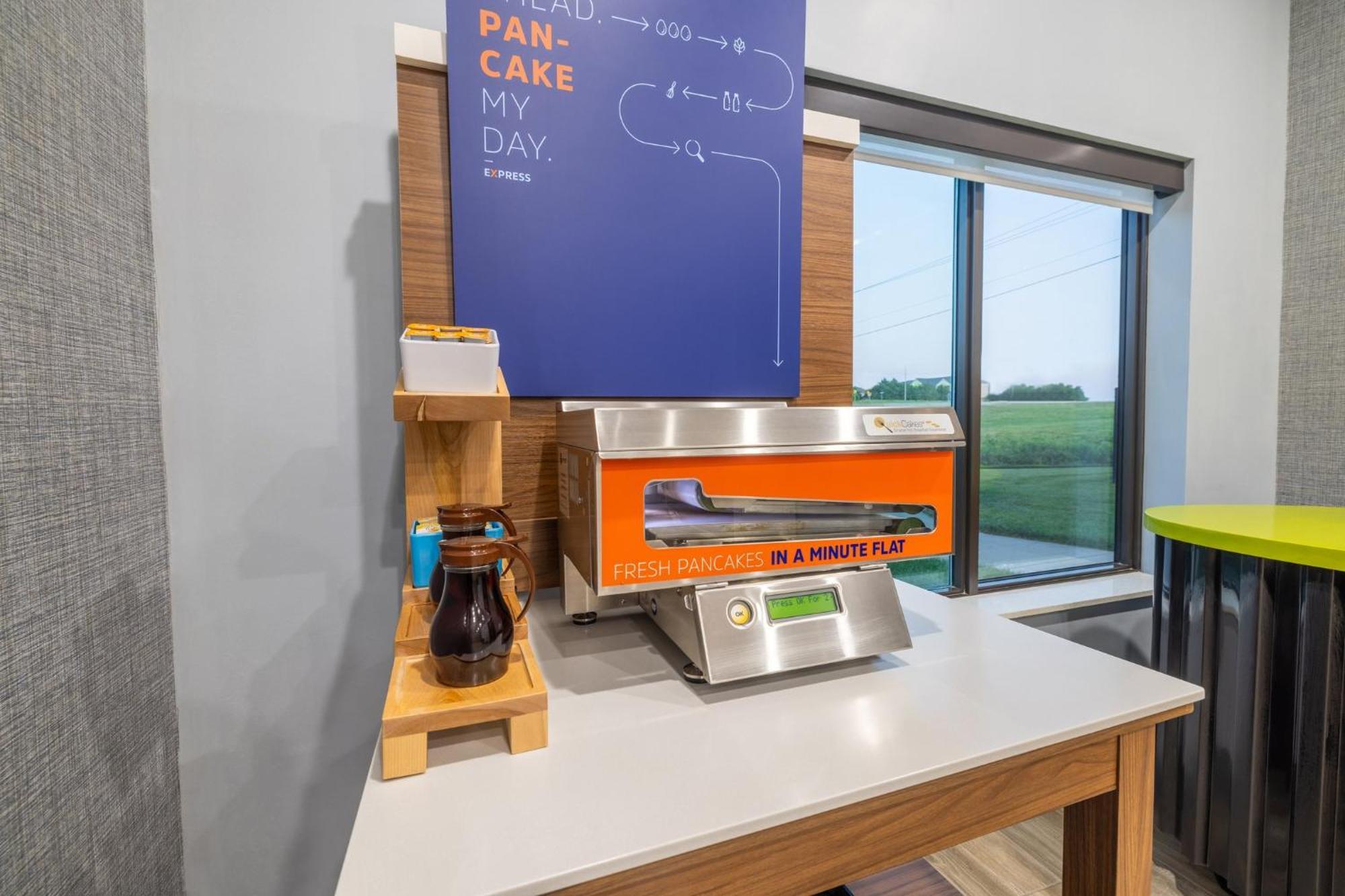 Holiday Inn Express & Suites Kansas City Airport By Ihg Bagian luar foto