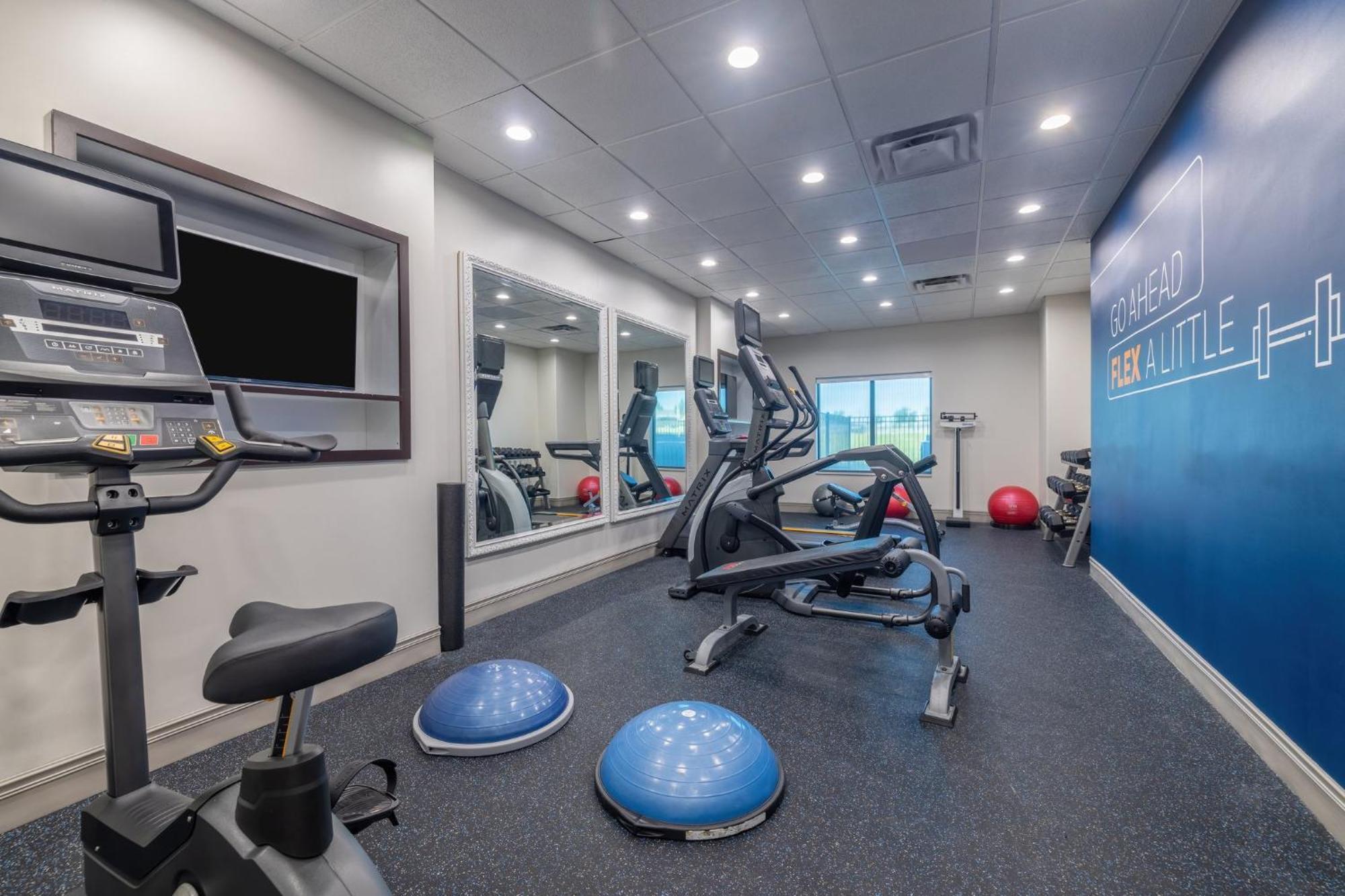 Holiday Inn Express & Suites Kansas City Airport By Ihg Bagian luar foto