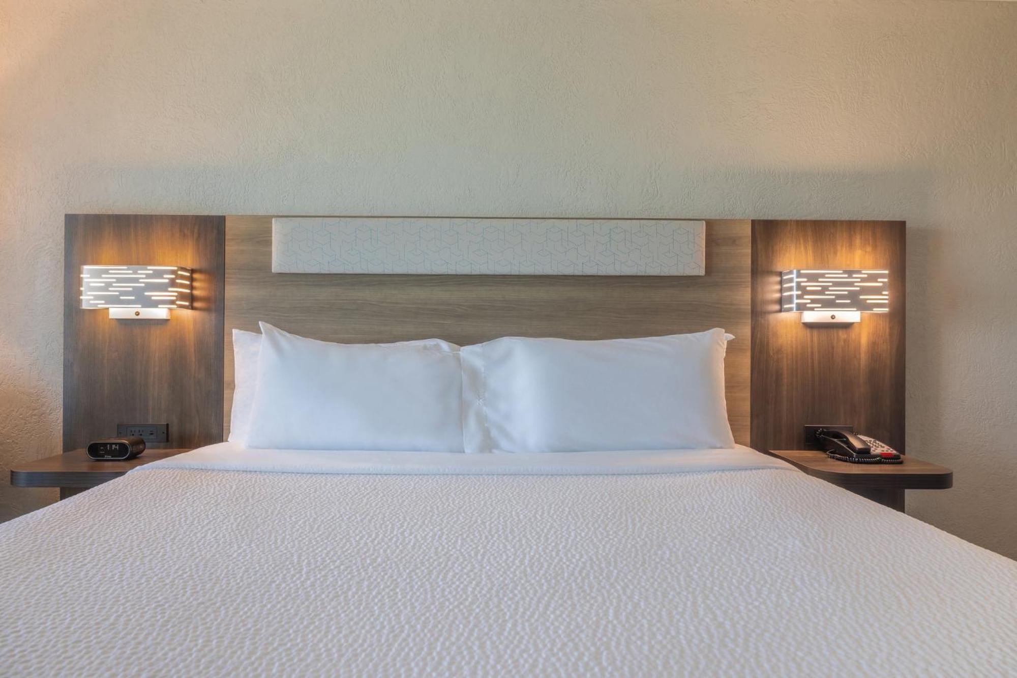 Holiday Inn Express & Suites Kansas City Airport By Ihg Bagian luar foto