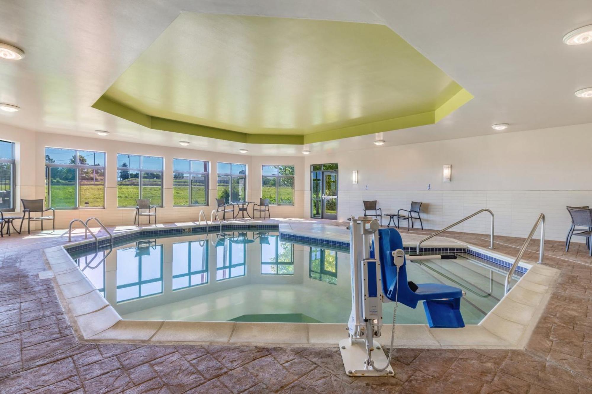 Holiday Inn Express & Suites Kansas City Airport By Ihg Bagian luar foto