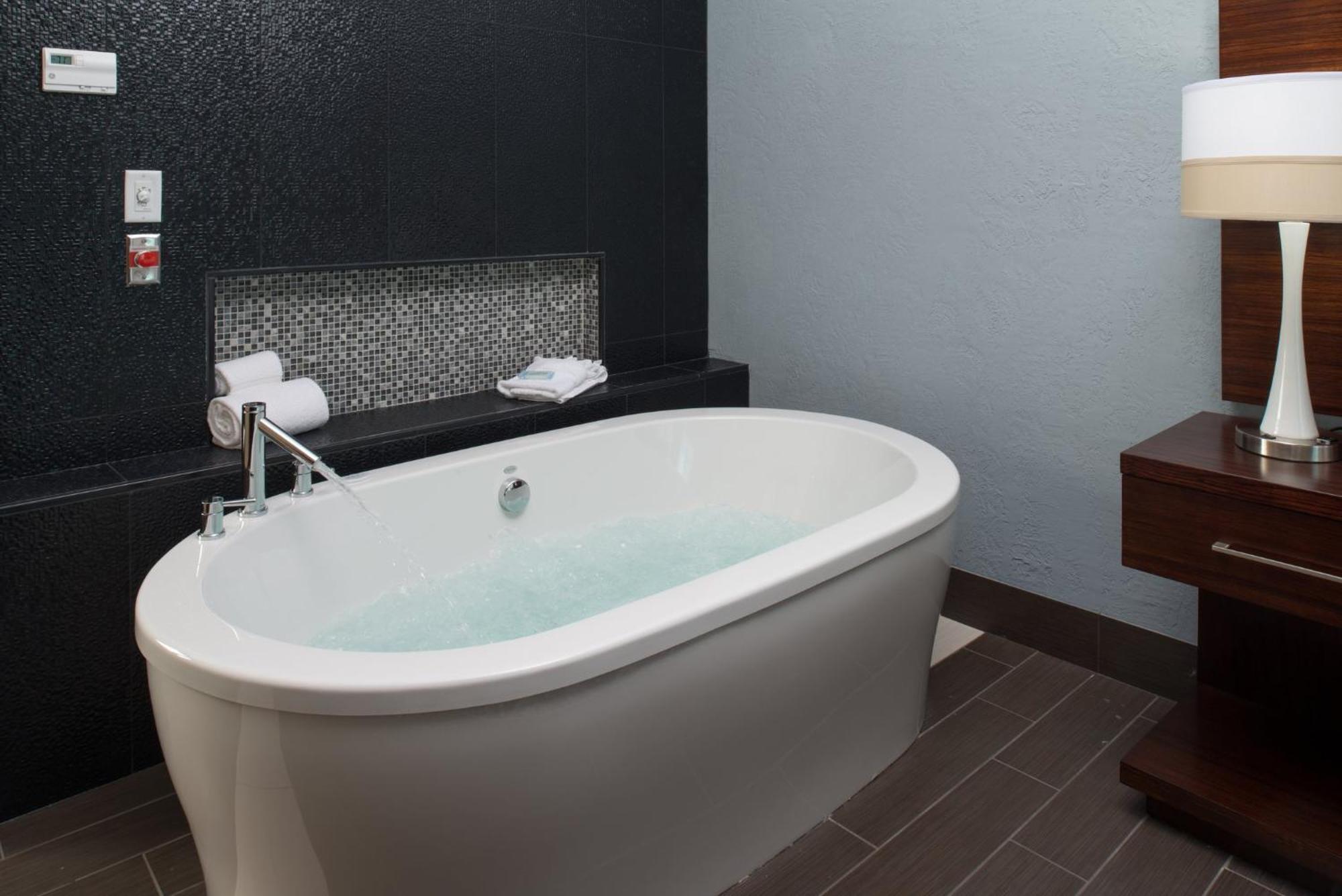 Holiday Inn Express & Suites Kansas City Airport By Ihg Bagian luar foto